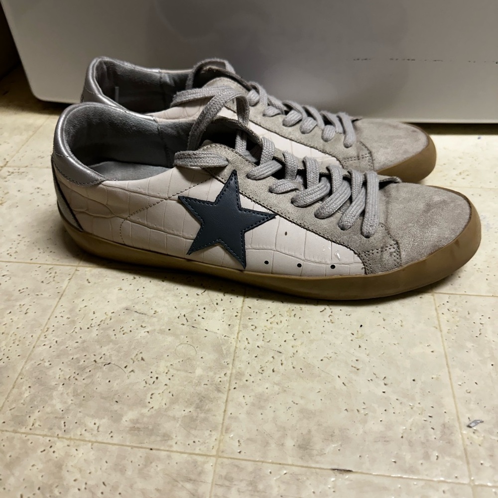 Stylish Gray and White Women’s Sneakers